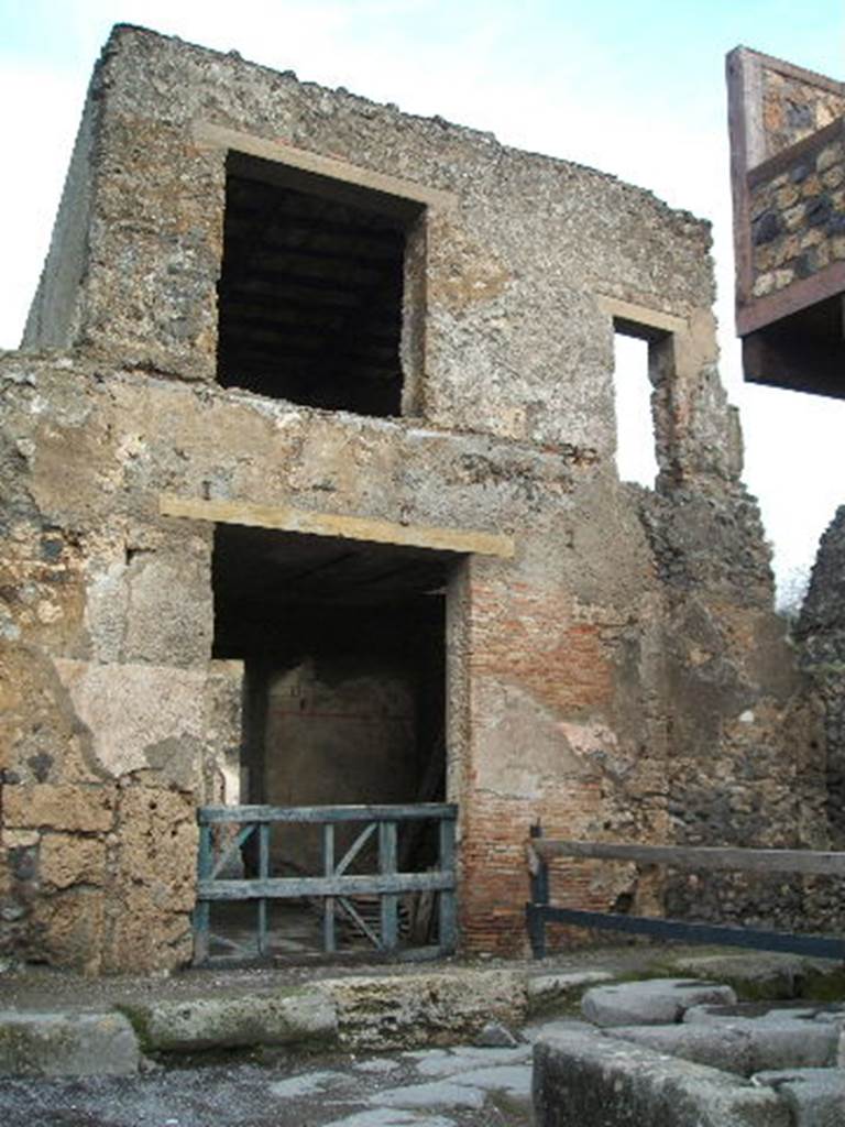 I.7.18 Pompeii. December 2004. Entrance doorway, looking east.
According to Della Corte, written to the side of entrance was 
N[irae]mius rog(at)     [CIL IV 7252]
According to Epigraphik-Datenbank Clauss/Slaby (See www.manfredclauss.de), this read as -
M(arcum)  C(errinium)  V(atiam)  aed(ilem)  o(ro)  v(os)  f(aciatis)  N[3]ius  ro[g(at)]      [CIL IV 7252]
