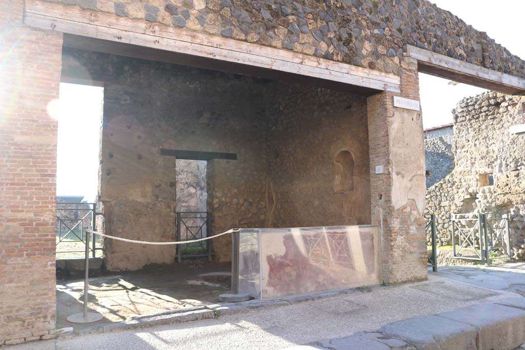 I.8.1 Pompeii. December 2018. Entrance on south side of Via dell’Abbondanza. Photo courtesy of Aude Durand.