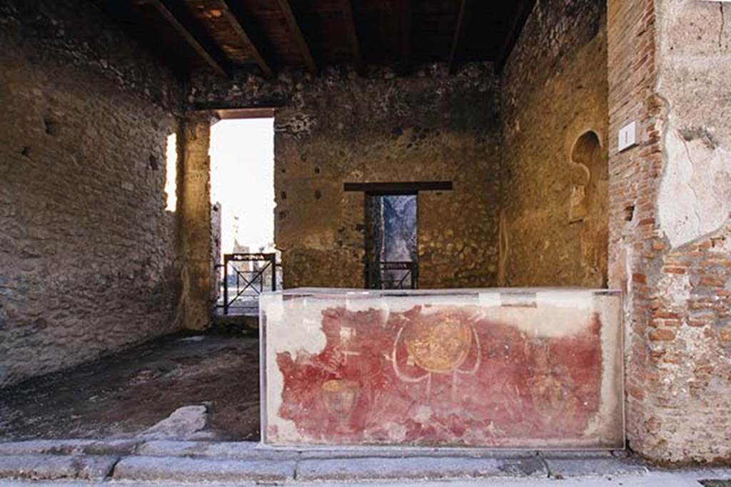 I.8.1 Pompeii. December 2014. Entrance and decoration on counter front. Photo courtesy of Katharina Kuxhausen.
