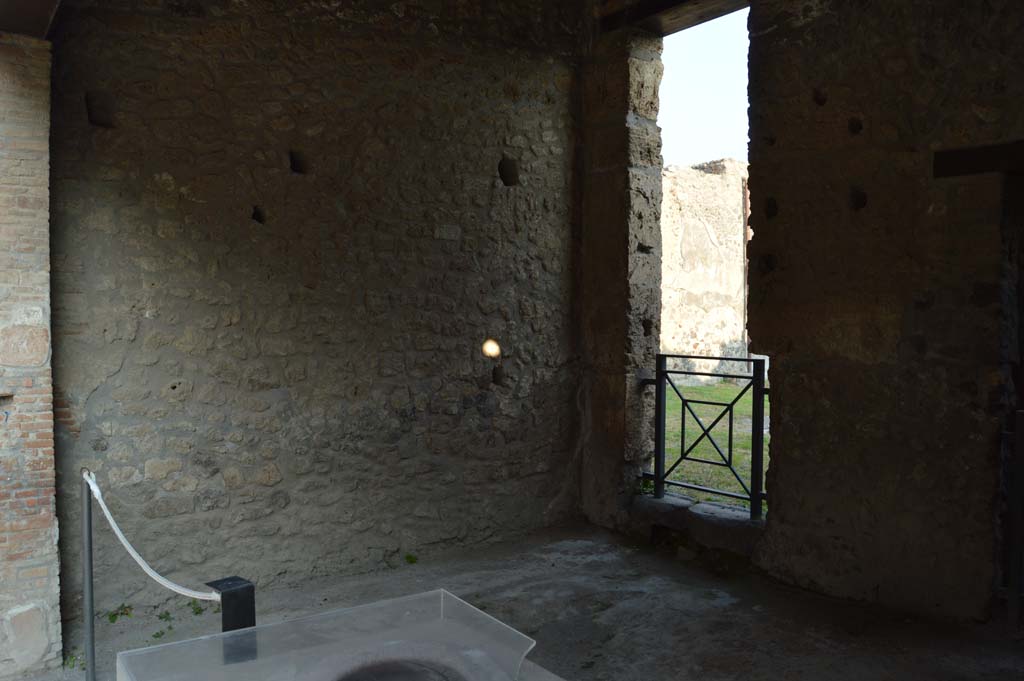 I.8.1 Pompeii. October 2017. Looking towards east wall, and doorway in south wall into atrium of I.8.2
Foto Taylor Lauritsen, ERC Grant 681269 DÉCOR.
