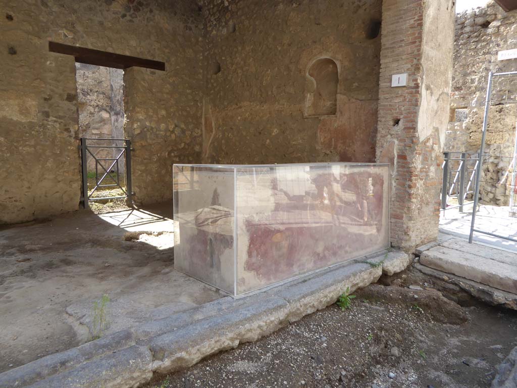 I.8.1 Pompeii. September 2015. Looking towards south wall with doorway into rear room, linking with I.8.2.
Foto Annette Haug, ERC Grant 681269 DÉCOR.
