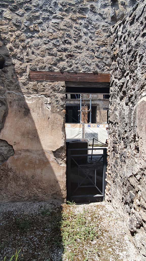 I.8.1 Pompeii. July 2021. 
Looking north through doorway from rear room, linking with I.8.2.
Foto Annette Haug, ERC Grant 681269 DÉCOR.

