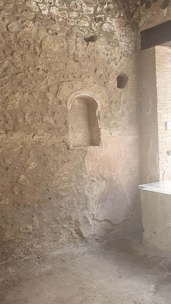 I.8.1 Pompeii. July 2021. West wall with niche.
Foto Annette Haug, ERC Grant 681269 DÉCOR.
