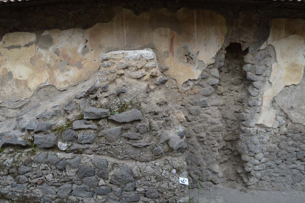I.8.1 Pompeii. October 2018. West exterior side wall with remaining painted serpent’s coil above ramp and altar.
Foto Taylor Lauritsen, ERC Grant 681269 DÉCOR.


