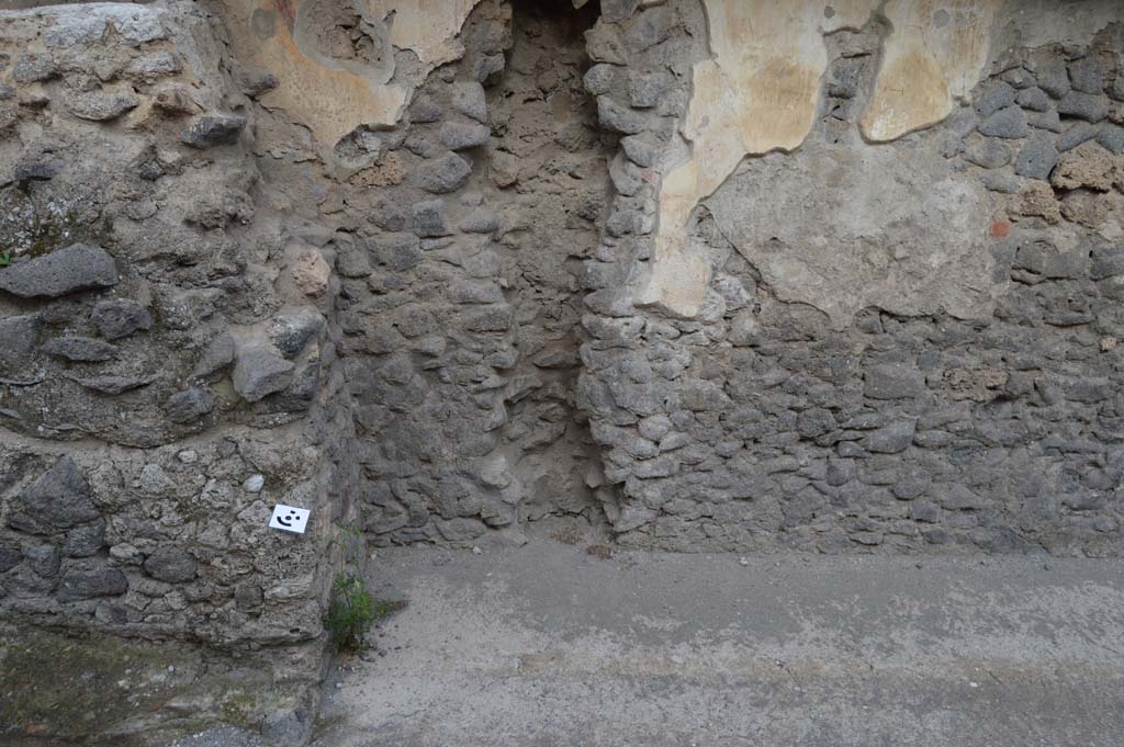 I.8.1 Pompeii. October 2018. West exterior side wall, with altar on top of ramp, on left.
Foto Taylor Lauritsen, ERC Grant 681269 DÉCOR.
