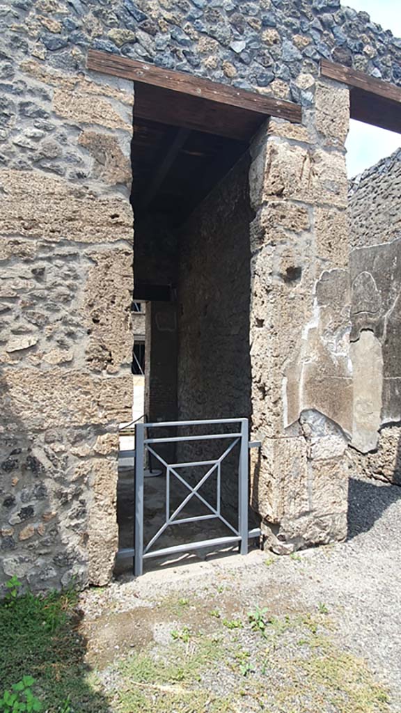 I.8.2 Pompeii. July 2021. North wall of atrium.
Looking towards doorway into I.8.1 on west side of entrance corridor, on right.
Foto Annette Haug, ERC Grant 681269 DÉCOR.
