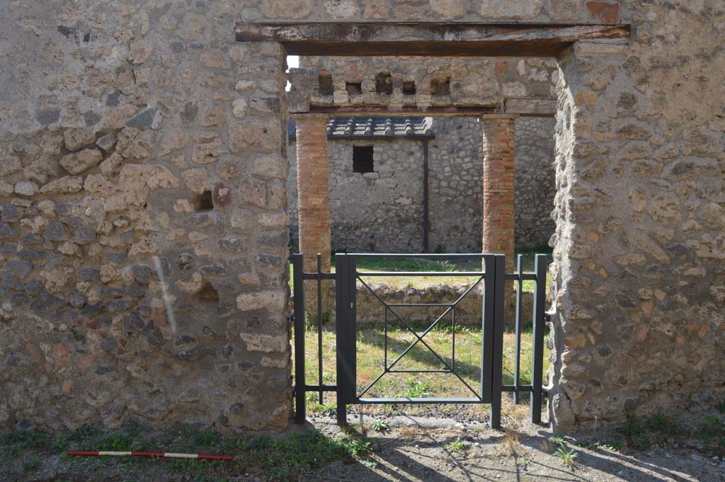I.8.10 Pompeii. October 2017. Looking through entrance doorway into peristyle area 1.
Foto Taylor Lauritsen, ERC Grant 681269 DÉCOR.
