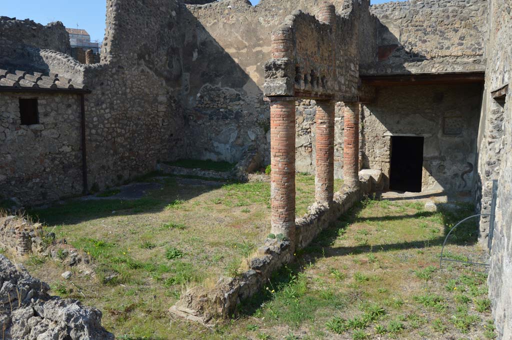 I.8.10 Pompeii. October 2017. Looking north across peristyle area 1, on the right is the kitchen doorway. 
Foto Taylor Lauritsen, ERC Grant 681269 DÉCOR.
