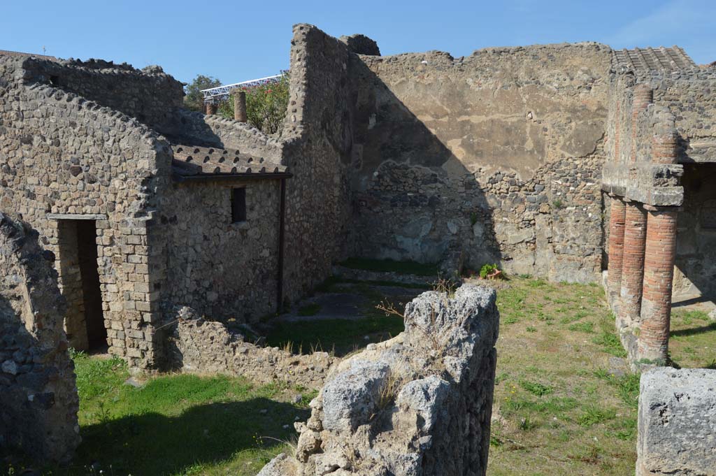 I.8.10 Pompeii. October 2017. Looking north-west across peristyle area 1, the doorway to room 8, is on the left.
Foto Taylor Lauritsen, ERC Grant 681269 DÉCOR.
