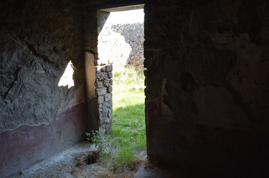 I.8.10 Pompeii. October 2017. Looking towards east wall, on left, and doorway to room 4 in south wall.
Foto Taylor Lauritsen, ERC Grant 681269 DÉCOR.
