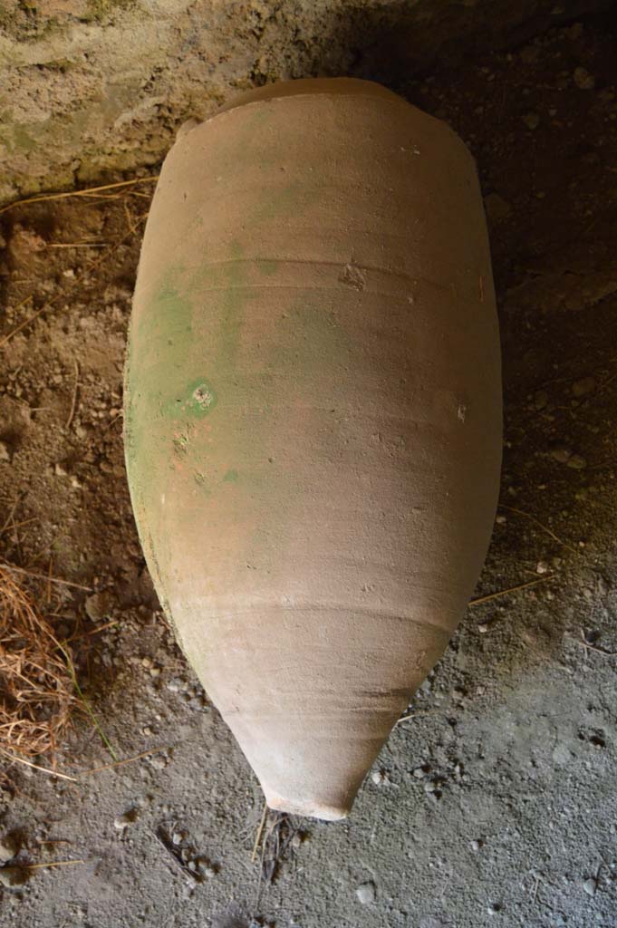 I.8.10 Pompeii. October 2017. Detail of terracotta pot, near west wall of kitchen area.
Foto Taylor Lauritsen, ERC Grant 681269 DÉCOR.
