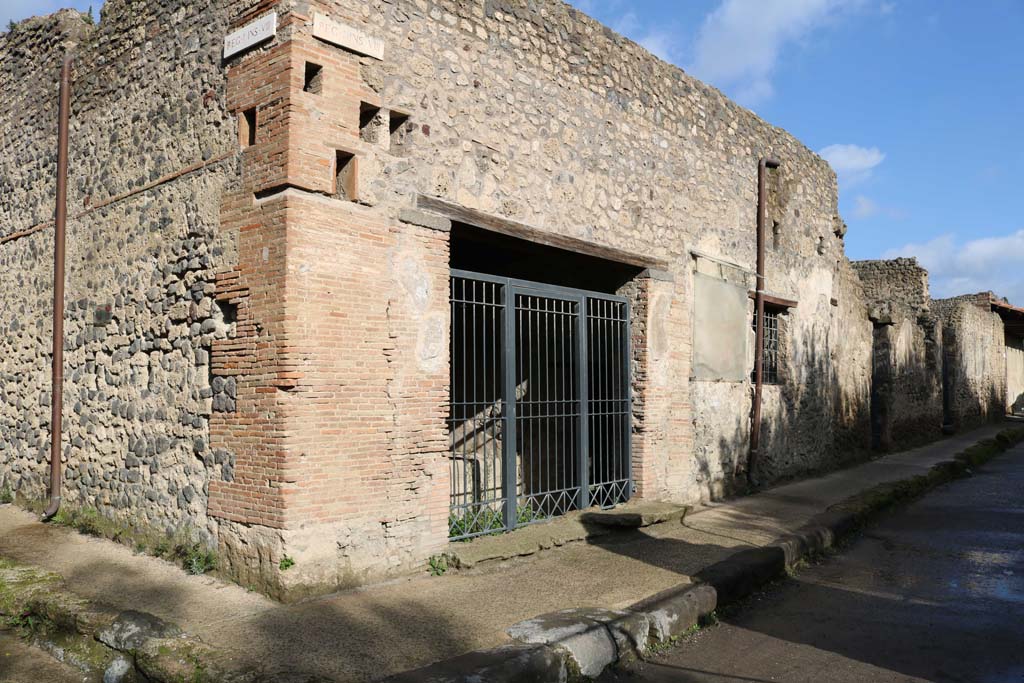 I.8.15 Pompeii. December 2018. South-west corner of insula, with entrance doorway on Via di Castricio, in centre. 
Vicolo dell’Efebo is seen on the left. Photo courtesy of Aude Durand.
