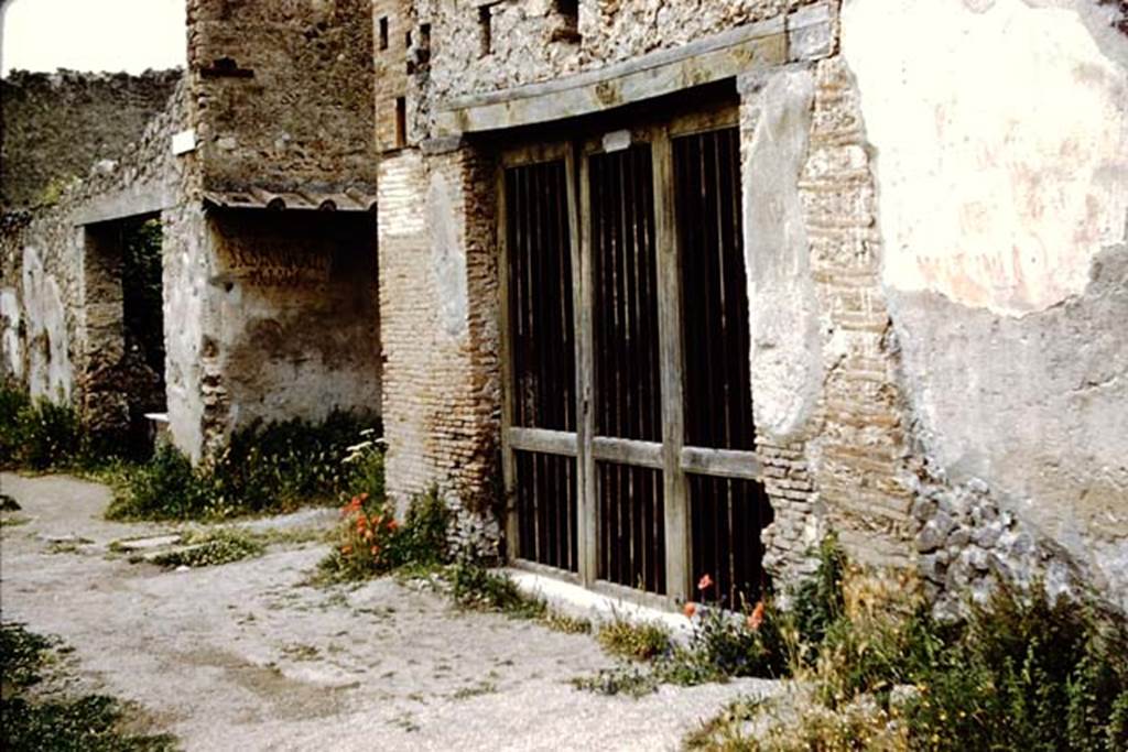 I.8.15 Pompeii, on right. 1961. Entrance doorway with graffiti on Via di Castricio, on the right. On the left is the doorway of I.7.14 and the roadway between I.7 and I.8. Photo by Stanley A. Jashemski.
Source: The Wilhelmina and Stanley A. Jashemski archive in the University of Maryland Library, Special Collections (See collection page) and made available under the Creative Commons Attribution-Non Commercial License v.4. See Licence and use details.
J61f0269
