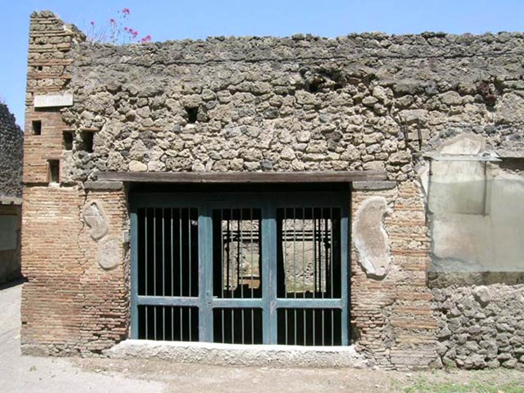 I.8.15 Pompeii. June 2005. Looking north to entrance doorway. Photo courtesy of Nicolas Monteix