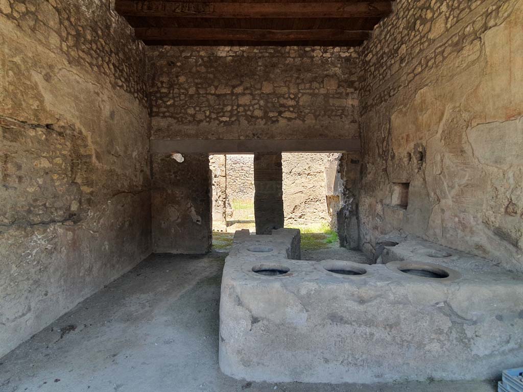 I.8.15 Pompeii. July 2021. Looking north across counter towards doorways to two rear rooms.
Foto Annette Haug, ERC Grant 681269 DÉCOR.

