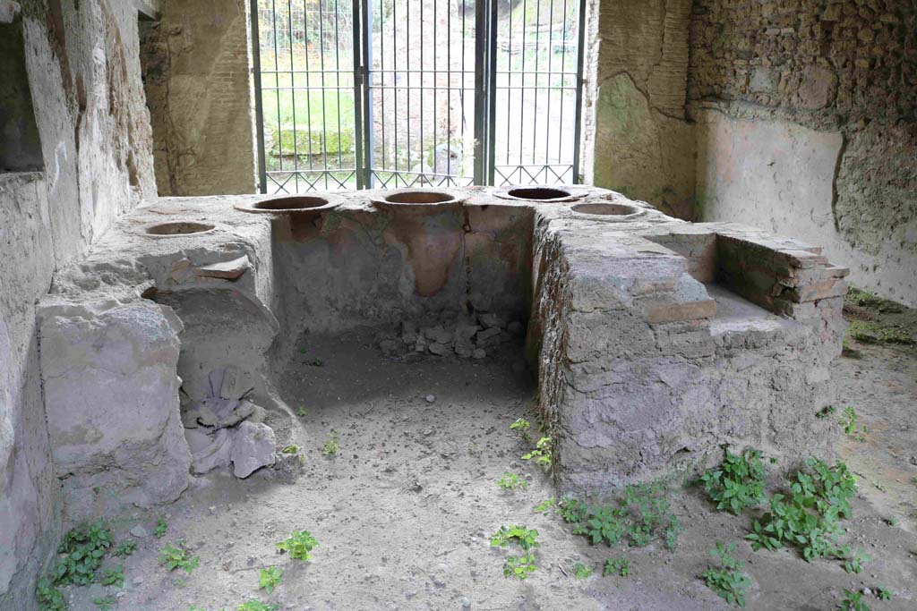 I.8.15 Pompeii. December 2018. Detail of rear of counter, looking south. Photo courtesy of Aude Durand.