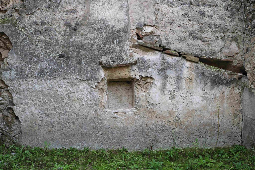 I.8.16 Pompeii. December 2018. 
Lower south wall with square niche/recess and site of downpipe, on right. Photo courtesy of Aude Durand.
