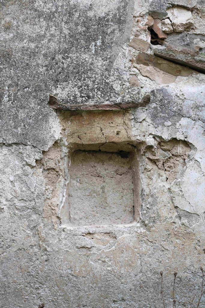 I.8.16 Pompeii. December 2018. Square niche in south wall. Photo courtesy of Aude Durand.
