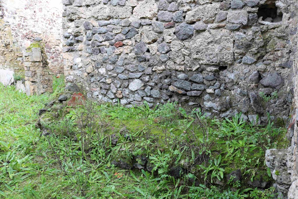 I.8.16 Pompeii. December 2018. Bench or podium against east wall (of triclinium ?). Photo courtesy of Aude Durand.