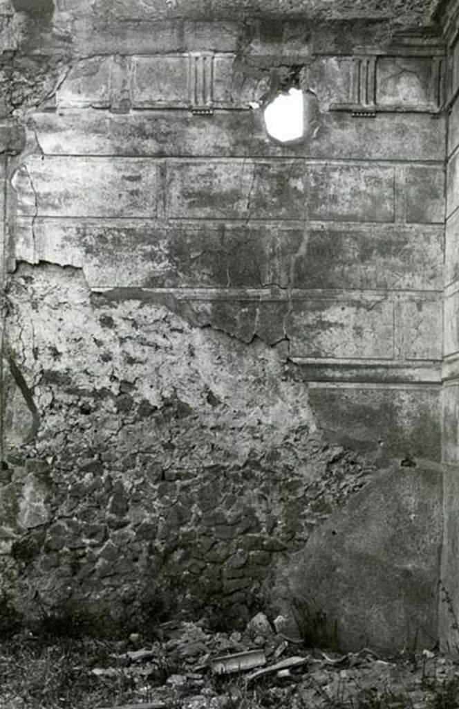 I.8.18 Pompeii. 1972. Domus of Balbus, atrium, E wall, by SE corners.  Photo courtesy of Anne Laidlaw.
American Academy in Rome, Photographic Archive. Laidlaw collection _P_72_24_6. 
