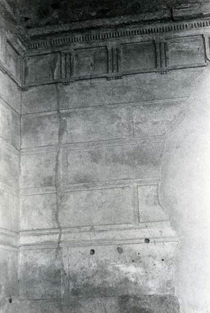 I.8.18 Pompeii. 1965. Domus of Balbus, atrium, S wall, detail.  Photo courtesy of Anne Laidlaw.
American Academy in Rome, Photographic Archive. Laidlaw collection _P_65_2_5.
