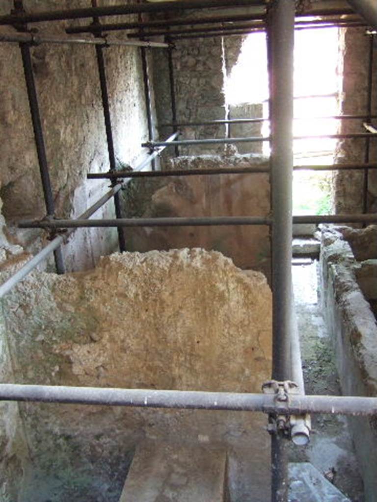 I.8.19 Pompeii. September 2005. Looking through window to lower level on north side.