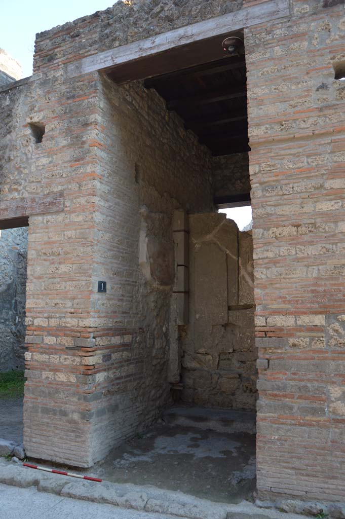 I.9.1 Pompeii. October 2017. Looking towards east side of entrance doorway.
Foto Taylor Lauritsen, ERC Grant 681269 DÉCOR.
