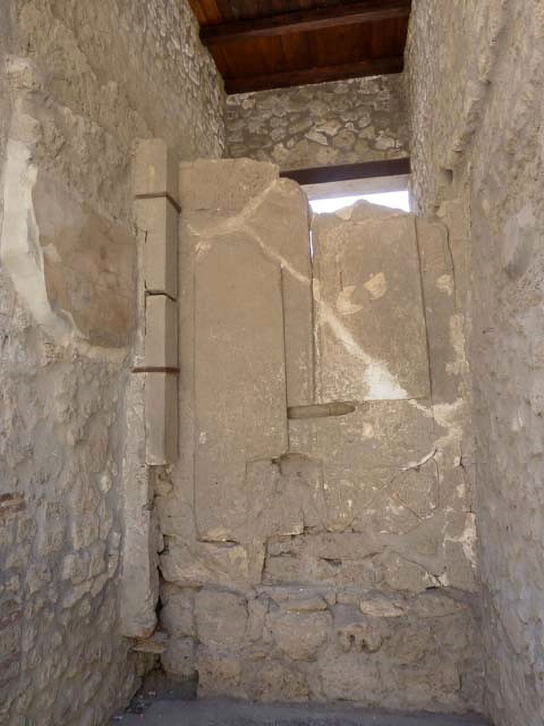 I.9.1 Pompeii. December 2005. Room 1, looking south in entrance vestibule, with plaster cast of the ancient door.