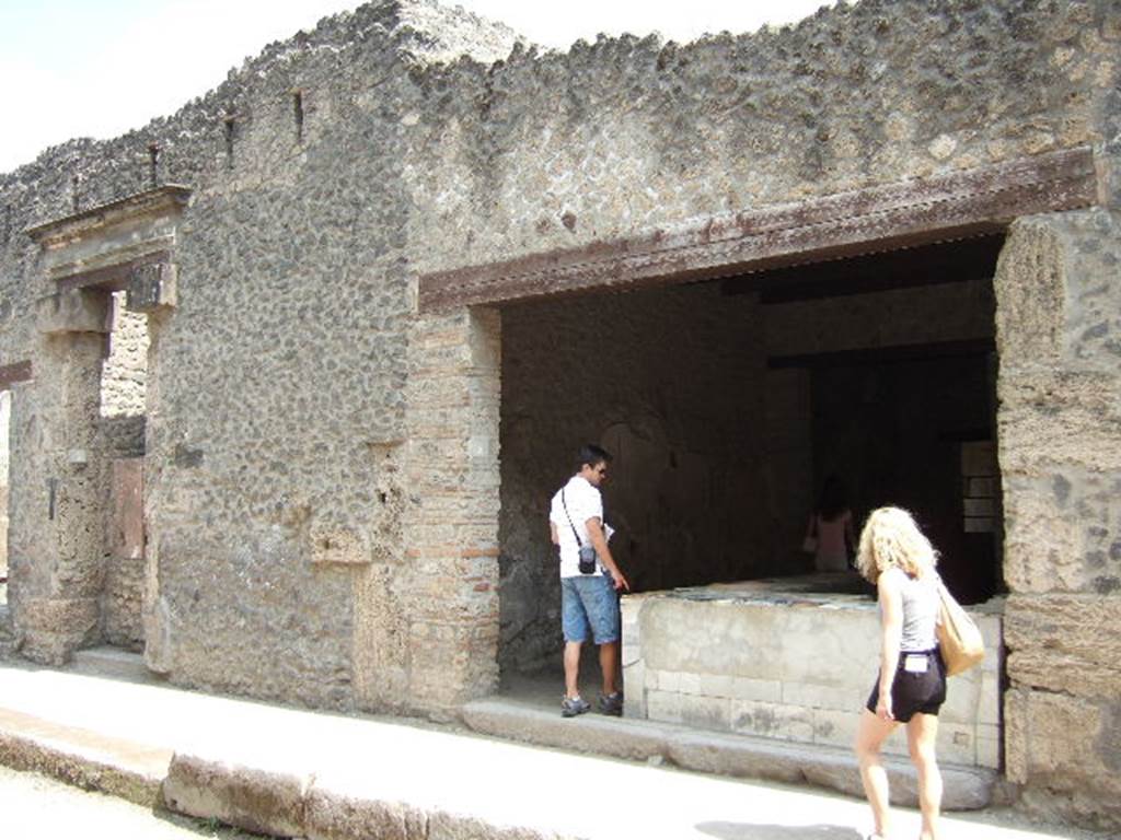 I.9.4 Pompeii.  May 2006.  Thermopolium entrance.  Entrance to I.9.5 is on left.