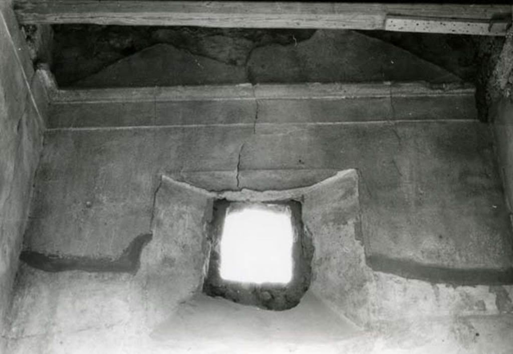 I.9.5 Pompeii. 1975. Domus of Euplia, first room left of atrium, E wall, upper zone, window and lunette.  Photo courtesy of Anne Laidlaw.
American Academy in Rome, Photographic Archive. Laidlaw collection _P_75_5_18.
