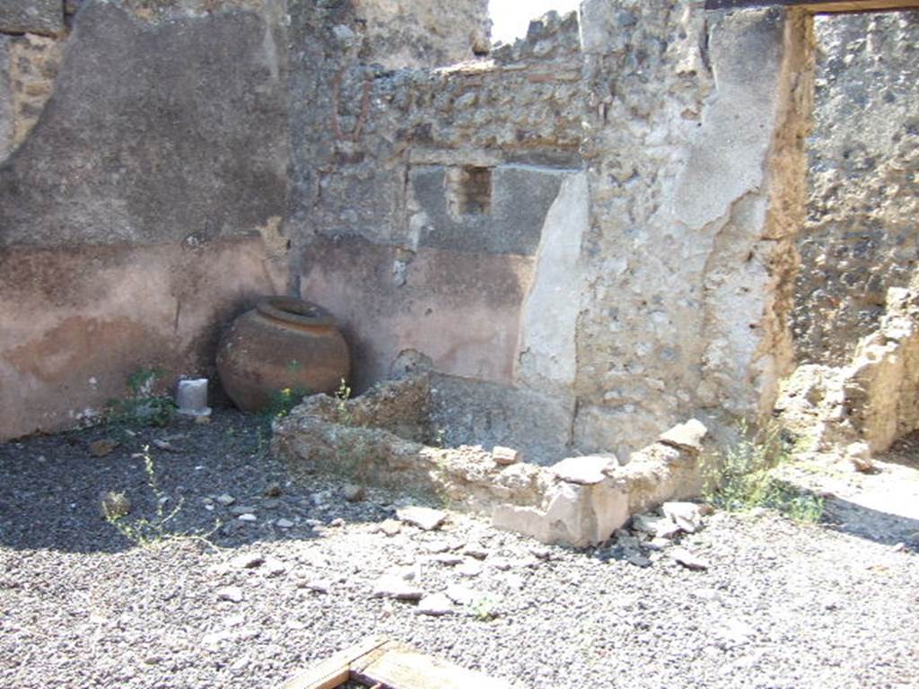 I.9.8 Pompeii. September 2005. South-west corner of atrium with water-basin and large dolium, against rear wall.   