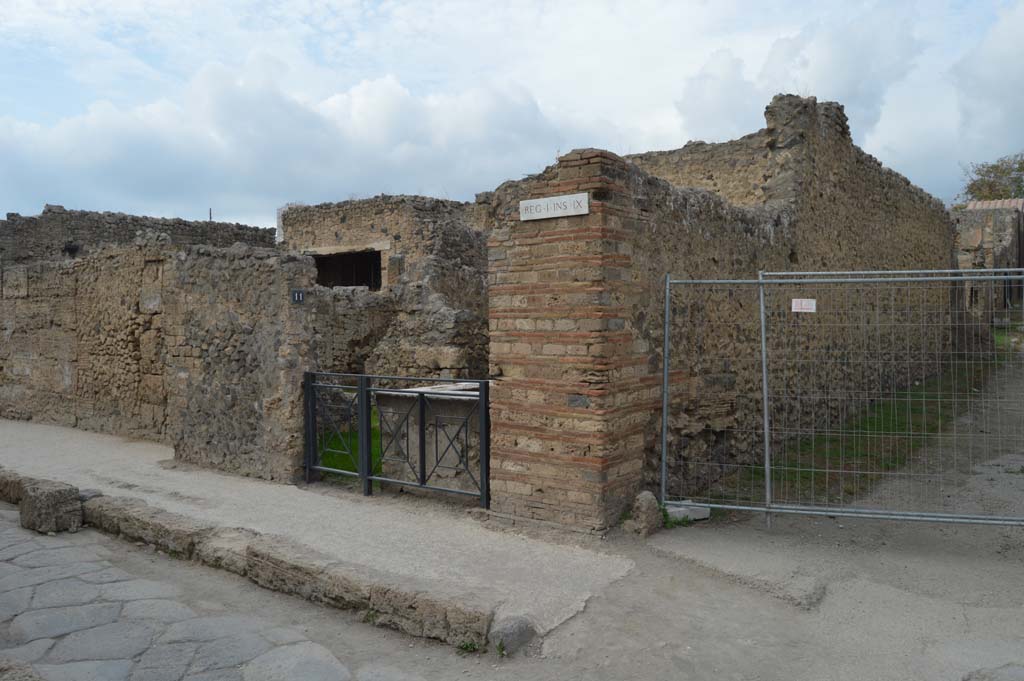 I.9.11 Pompeii. October 2017. Looking north-west on Via di Castricio towards entrance doorway, centre left. 
Foto Taylor Lauritsen, ERC Grant 681269 DÉCOR.
