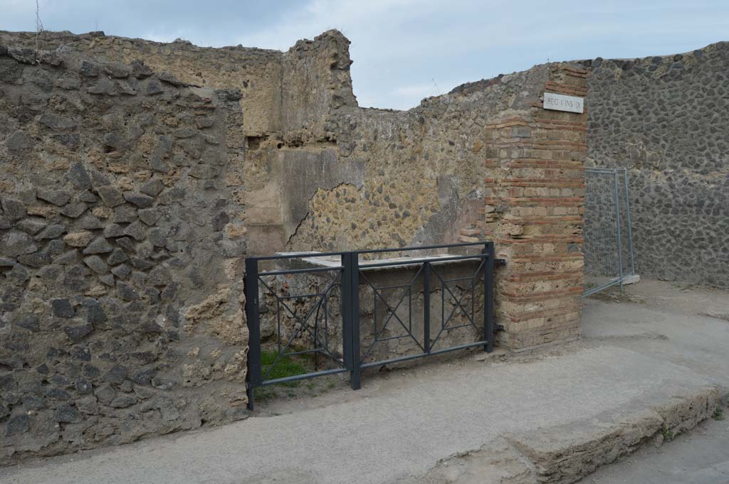 I.9.11 Pompeii. October 2017. Looking north-east to entrance doorway on Via di Castricio.
Foto Taylor Lauritsen, ERC Grant 681269 DÉCOR.
