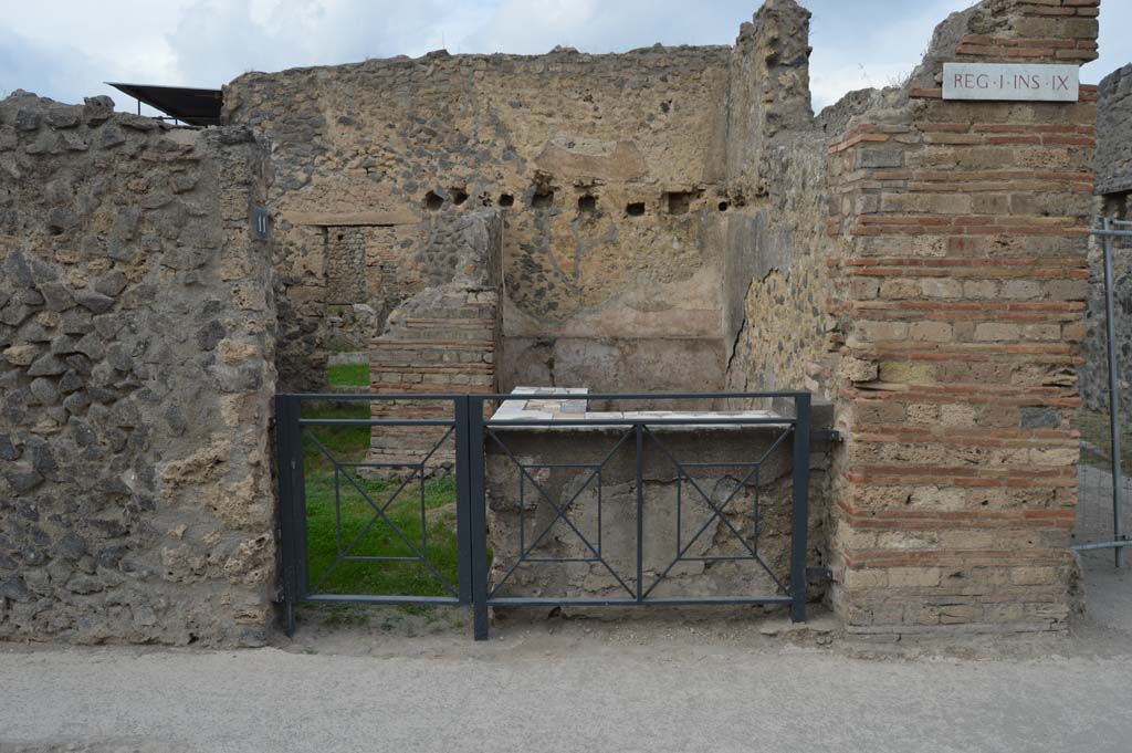 I.9.11 Pompeii. October 2017. Looking north to entrance doorway.
Foto Taylor Lauritsen, ERC Grant 681269 DÉCOR.

