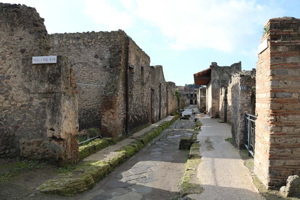 Via di Castricio, Pompeii. December 2018. Looking west between I.17 and I.9, from near I.9.11, on right. Photo courtesy of Aude Durand.