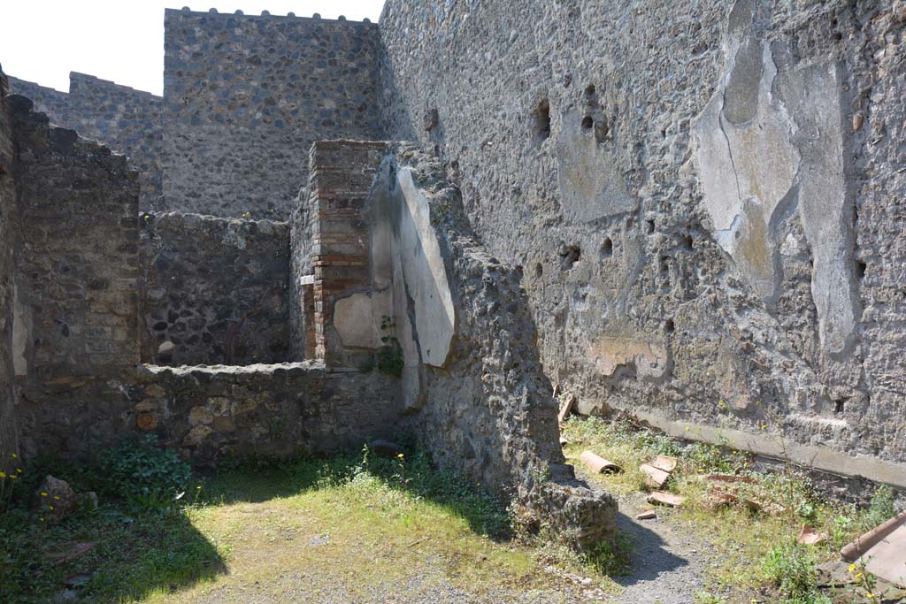 I.10.3 Pompeii. December 2018. Painted serpent below the niche on east wall of fauces. Photo courtesy of Aude Durand.