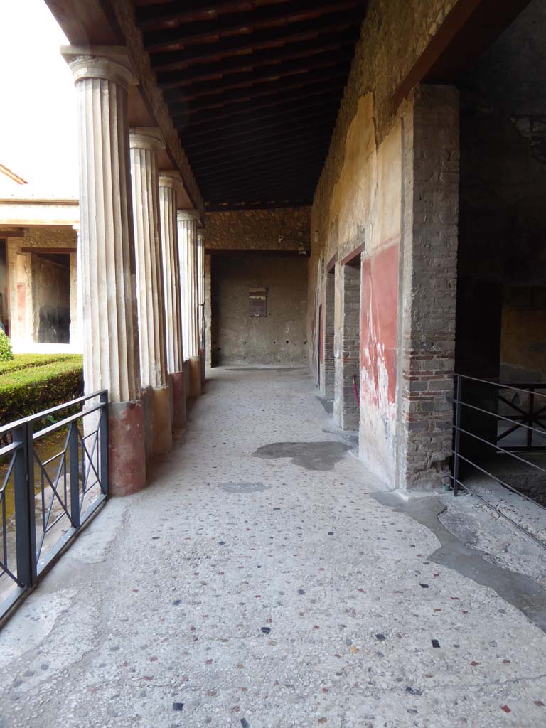 I.10.4 Pompeii. September 2017. Looking north along east portico.
Foto Annette Haug, ERC Grant 681269 DÉCOR.
