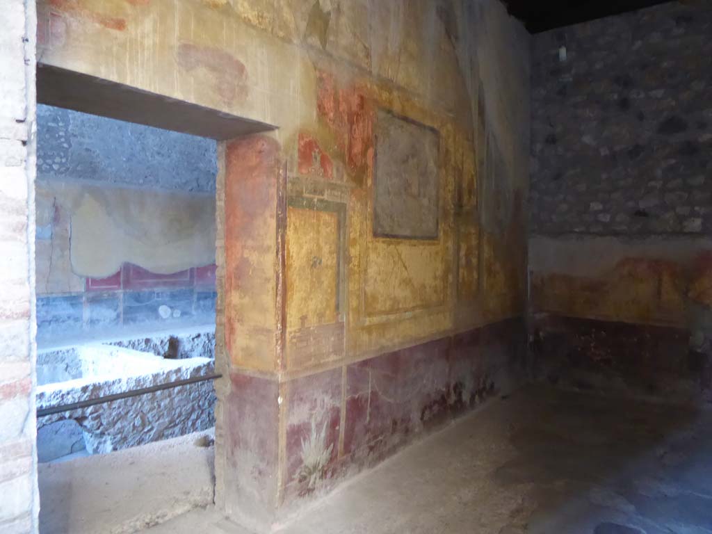 I.10.4 Pompeii. September 2017. Room 19, north wall with doorway to room 18.
Foto Annette Haug, ERC Grant 681269 DÉCOR.

