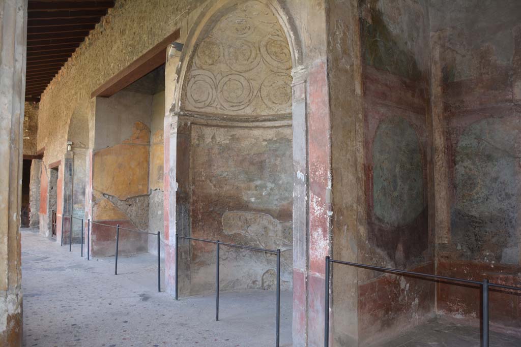 I.10.4 Pompeii. September 2019. Looking towards south side of south portico, from south-west corner.
Foto Annette Haug, ERC Grant 681269 DÉCOR.
