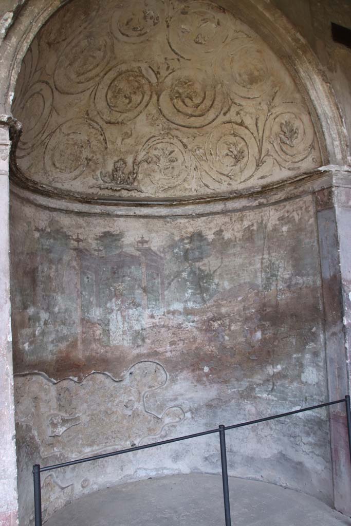 I.10.4 Pompeii. September 2021. 
Alcove 24, stucco with painted plaster below. Photo courtesy of Klaus Heese.
