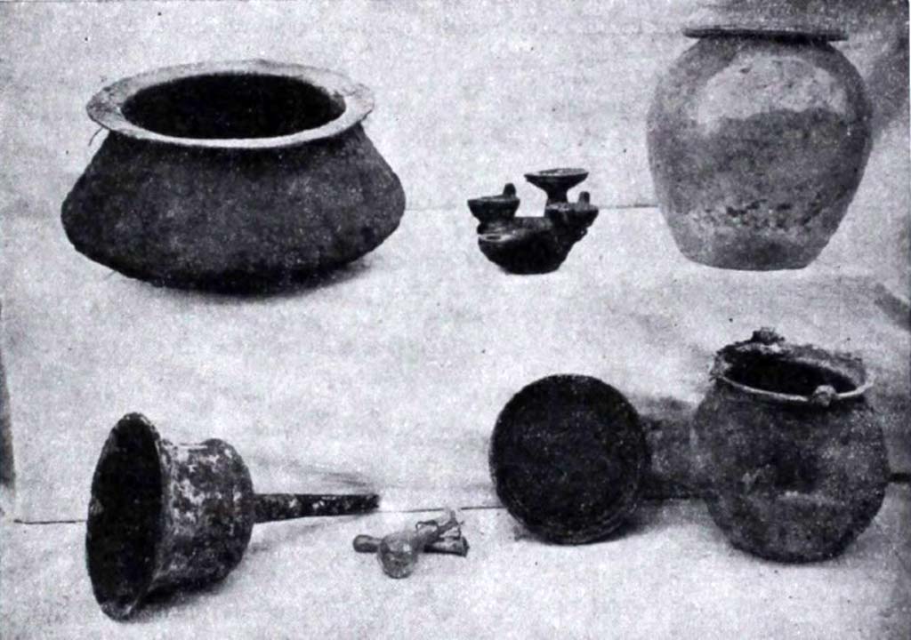 I.10.13 Pompeii. Bronze and terracotta items found on the sales counter/podium.
According to NdS –
Found collected on this podium/counter were the group of household goods.
See Notizie degli Scavi di Antichità, 1934, p.337 (fig. 36).
For the list of finds found on this counter, see NdS, p.340.
