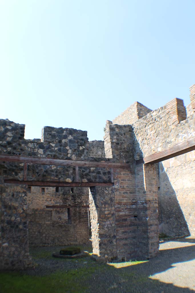 I.10.4 Pompeii. March 2014. Looking towards west wall and north-west corner.  
Foto Annette Haug, ERC Grant 681269 DÉCOR.

