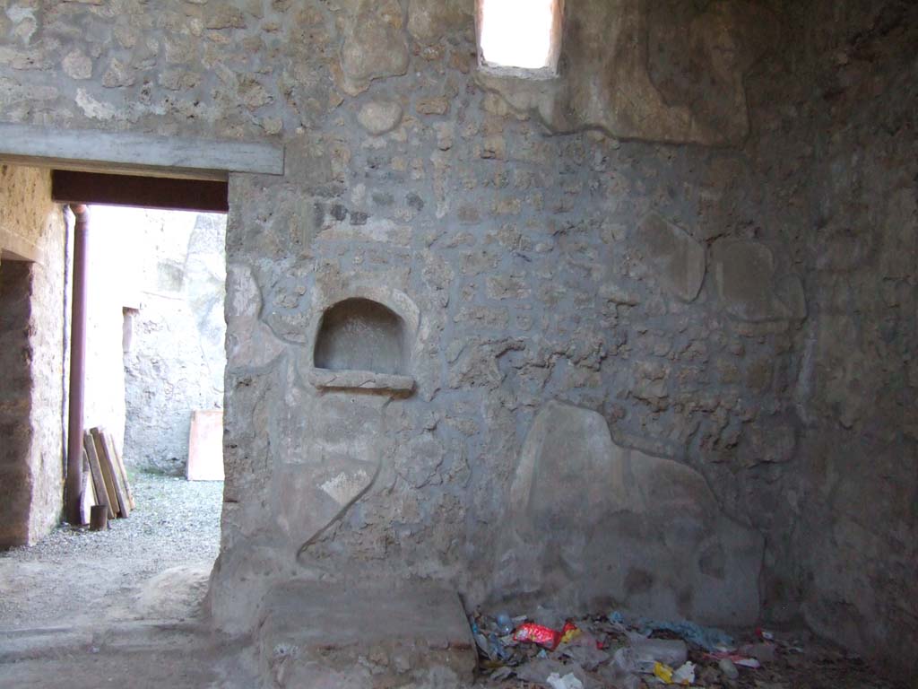 I.10.16 Pompeii. September 2005. Atrium, west side with niche, window and door to garden.