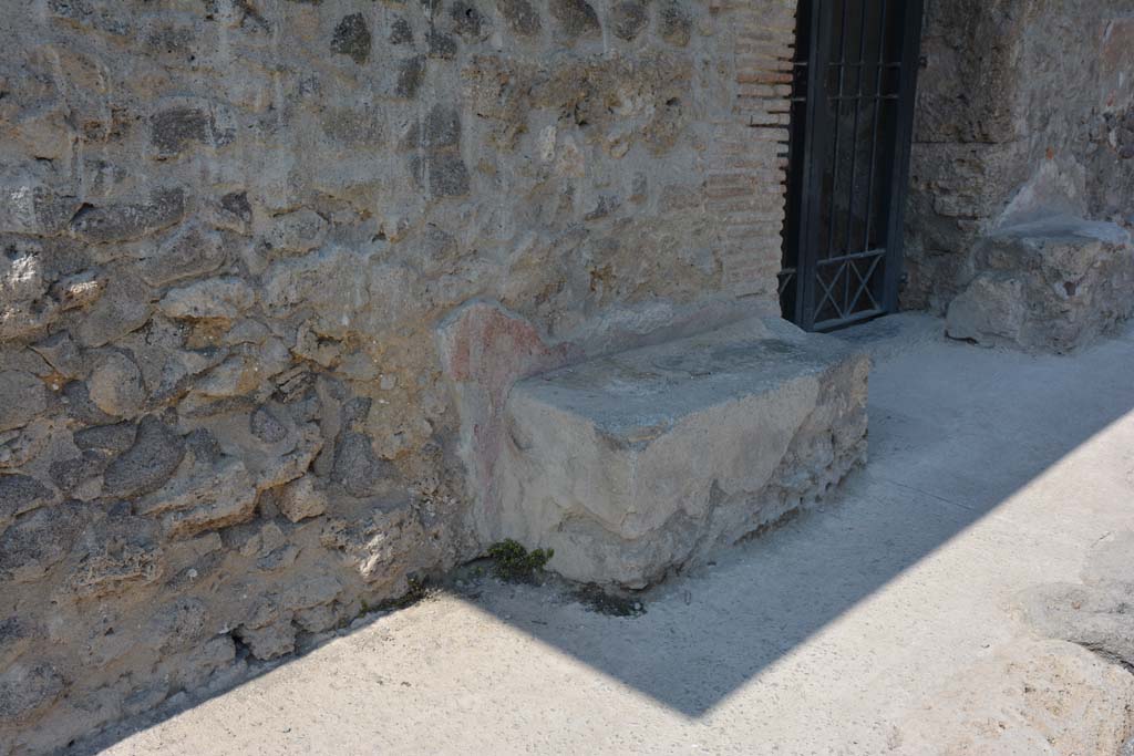 I.10.18 Pompeii. April 2017. Bench seating on south side of entrance doorway. Photo courtesy Adrian Hielscher.