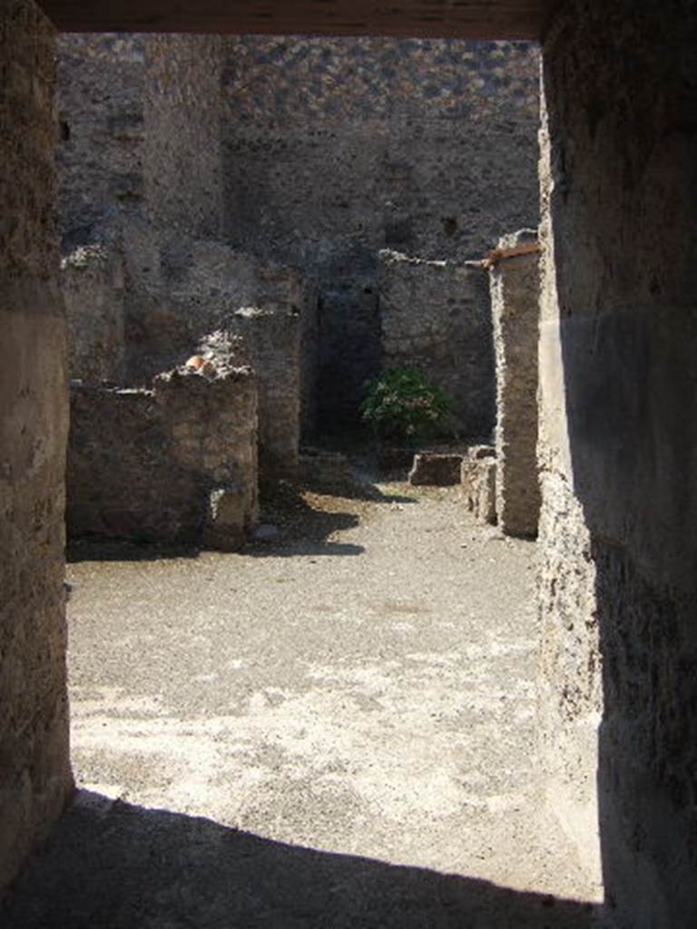 I.10.18 Pompeii.  September 2005.  Looking west from entrance fauces.