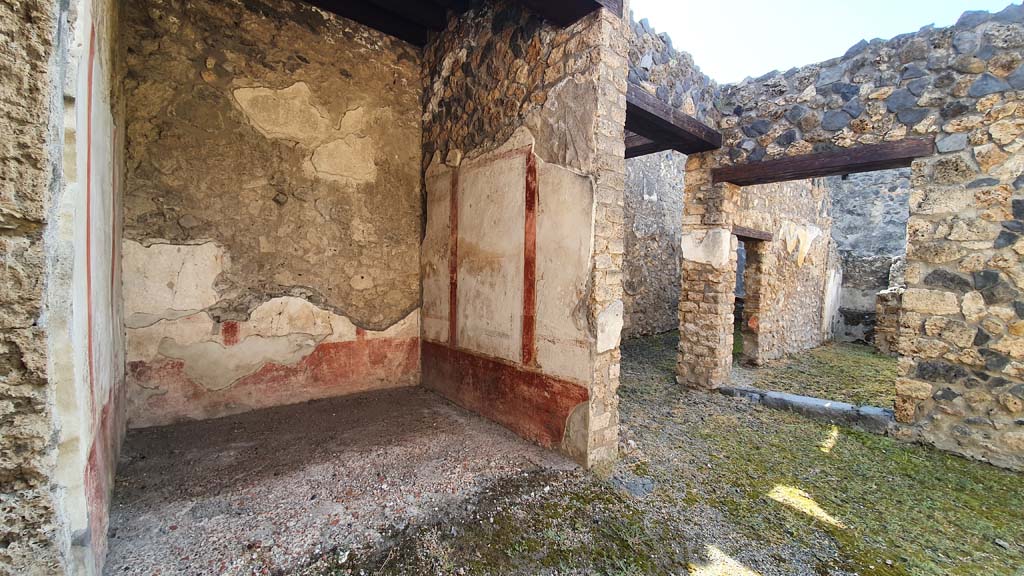 I.11.1 Pompeii. July 2021. Looking towards east side, with entrance to ala doorways to rooms for customers, to rear.
Foto Annette Haug, ERC Grant 681269 DÉCOR.

