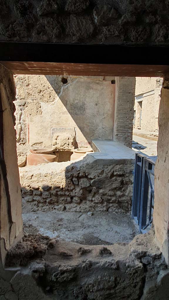 I.11.1 Pompeii. July 2021. Looking west through window in cubiculum into bar-room.
Foto Annette Haug, ERC Grant 681269 DÉCOR.
