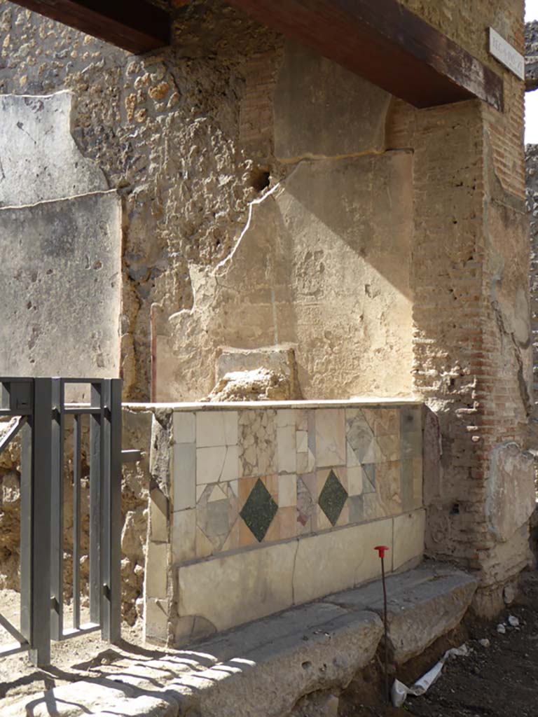 I.11.1 Pompeii. September 2015. Looking towards west wall above bar-counter.
Foto Annette Haug, ERC Grant 681269 DÉCOR.

