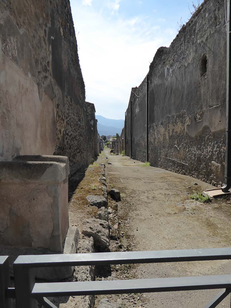 .11.1 Pompeii, on left. September 2015. Looking south on unnamed roadway with street altar.
Foto Annette Haug, ERC Grant 681269 DÉCOR.
