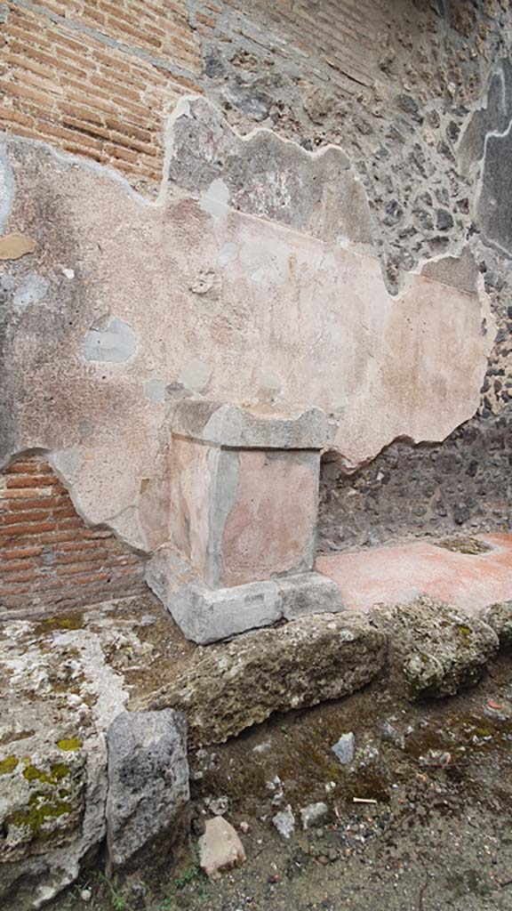 Street altar on west side wall of I.11.1 Pompeii. July 2021.
Foto Annette Haug, ERC Grant 681269 DÉCOR.
